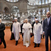  El Papa León XIV (centro), el ministro turco de Cultura y Turismo, Mehmet Nuri Ersoy (derecha), y representantes de la mezquita visitan la Mezquita del Sultán Ahmed (Mezquita Azul) en Estambul, Turquía, el 29 de noviembre de 2025. 