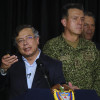 Fotografía cedida por la Presidencia de Colombia de su mandatario, Gustavo Petro (i), junto al comandante de las Fuerzas Militares, el almirante Francisco Cubides, durante una alocución este miércoles en Bogotá (Colombia).