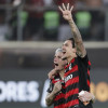  Guillermo Varela (i) y Pedro de Flamengo celebran al ganar la Copa Libertadores este sábado, ante Palmeiras en el estadio Monumental U, en Lima (Perú). 