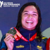 La manizaleña Stefanía Gómez, con la medalla de oro que ganó en la natación de los Juegos Bolivarianos.