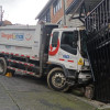 En la carrera 8C del barrio Porvenir Alto, un camión de la basura chocó contra la fachada de una casa. Sin heridos.