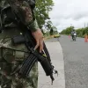 Fotografía de archivo de soldados colombianos vigilando una carretera en Colombia. 