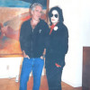 Fotografía sin fecha específica de toma, publicada por el Departamento de Justicia de Estados Unidos (DOJ) dentro de los archivos del caso del pederasta Jeffrey Epstein donde aparece posando junto al cantante Michael Jackson. 