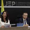 La vicepresidenta de la Sala de Reconocimiento de Verdad y de Responsabilidad de la JEP, Catalina Díaz, habla junto al presidente, Alejandro Ramelli, durante una rueda de prensa este martes, en Bogotá.
