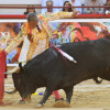 Luis Bolívar lidia el toro Algodonero, de la ganadería manizaleña Ernesto Gutiérrez, en la tercera corrida de la Feria de Cali 2025. El matador colombiano fue el más cercano a cortar una oreja, en una tarde que pasó en blanco en Cañaveralejo.