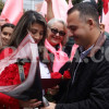 Mariana Grajales recibiendo el ramo de rosas y la tarjeta de manos de Jonier Alejandro Ramírez, alcalde de Villamaría.