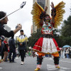 Un artista participa en un desfile navideño durante la conmemoración del dogma de la Inmaculada Concepción del Virgen María conocido en Colombia como 'El Día de Velitas' este domingo, en Bogotá (Colombia).