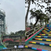 Tres artistas urbanos de Manizales pintan las escaleras de la Torre Panorámica de Chipre.