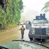Foto | @Ejercito_Div7 | LA PATRIA El Ejército Nacional logró restablecer ayer el flujo vehicular en la vía Tadó–Pereira, luego de que presuntos integrantes del Eln retuvieran y atravesaran un vehículo tipo furgón para obstaculizar la movilidad.