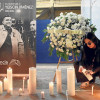 Fotos | EFE | LAPATRIA Una seguidora del cantante colombiano encendió velas durante el homenaje en el estadio El Campín en Bogotá. Miles de personas se congregaron a las afueras del escenario deportivo para rendir homenaje al cantante.