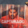 Una persona viste una camiseta con la imagen del presidente de Venezuela, Nicolás Maduro, con la frase "Capturado"
