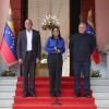 La presidenta encargada de Venezuela, Delcy Rodríguez, junto al presidente de la Asamblea Nacional, Jorge Rodríguez (izq.), y el ministro del Interior y Justicia, Diosdado Cabello, en el Palacio de Miraflores en Caracas. 