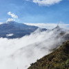 Un instante poco común en temporada invernal permitió observar el Nevado del Ruiz, con leve fumarola, el cerro El Gualí en primer plano y la zona amortiguadora del Parque Nacional Natural Los Nevados. Todo se dejó ver por breves minutos tras una apertura de la neblina.