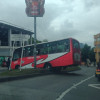 La buseta de Unitrans se habría quedado sin frenos y terminó sobre el separador vial.