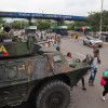Integrantes del Ejército colombiano llegan este sábado al puente internacional Simón Bolívar que une a las ciudades de Cúcuta y Villa del Rosario (Colombia) con las ciudades de San Antonio y San Cristóbal del Estado Táchira (Venezuela). 