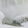 la base de las Cataratas del Niágara congelada en su parte canadiense este sábado, en Ontario (Canadá).