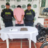 Los hechos se registraron en Marquetalia, cuando los uniformados realizaron la señal de pare a una motocicleta en la que se movilizaban dos personas. Durante el procedimiento de registro a personas se halló una bolsa plástica transparente que contenía 408 gramos de marihuana.