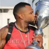 Zambrano, de La Guajira, besa la Copa que lo acredita como el campeón del Desafío Siglo XXI. Es un deportista olímpico acostumbrado a ganar.