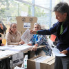 La precandidata presidencial Claudia López deposita la papeleta para votar por la Cámara de Representantes este domingo, en Bogotá (Colombia). 