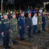 Fotografía cedida por la Presidencia de Colombia del mandatario Gustavo Petro (4-d) junto a los altos mandos militares colombianos durante un minuto de silencio este martes, en Bogotá (Colombia), por las víctimas del accidente de un avión Hércules C-130 de la Fuerza Aeroespacial Colombiana (FAC).