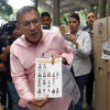 El precandidato presidencial Roy Barreras muestra su voto en las consultas este domingo, en Cali (Colombia).