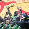 Sadio Mané (c) y los jugadores de Senegal celebraron con el trofeo tras ganar la final de la Copa Africana de Naciones. Este martes les quitaron el título y se lo entregaron a Marruecos.