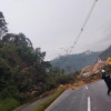 Un derrumbe bloqueó ambos sentidos de la vía Panamericana, en Manizales, tras las lluvias de este domingo. Un motociclista había quedado atrapado y fue rescatado.