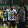 Hernán Darío Herrera, técnico del Once Caldas, le da una indicación a Felipe Gómez durante el partido que su equipo le ganó 2-0 al Deportivo Cali en Palmaseca.