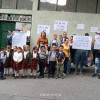 Fotos I Cortesía I LA PATRIA  Padres e hijos, estos últimos de primaria, protestan para reclamar porque desde la Gobernación ordenaron fusionar dos grados en uno. Consideran que la decisión atenta contra el bienestar y la calidad educativa.