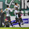 Dayro Moreno (c) celebra el primer gol del Once Caldas en la victoria 0-2 ante el Deportivo Cali. El goleador marcó su primer tanto en Palmaseca y llevó al Blanco al liderato de la Liga.