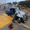 Fotografía tomada de la cuenta oficial en la red social X del gobernador de Cundinamarca, @JorgeEmilioRey, que muestra un vehículo afectado tras el accidente registrado este miércoles en la carretera que conecta los municipios de Zipaquirá y Ubaté (Colombia).
