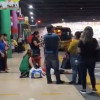 La mujer desmayada, en aparente estado de embarazo, fue trasladada en un taxi a un centro asistencial. 