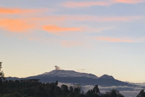 Amanecer en Neira con el Nevado del Ruiz de fondo