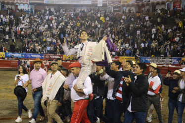 Sebastián Castella salió en hombros ayer de la Plaza de Toros de Manizales luego de cortarle las dos orejas al toro Descarriado de la ganadería Las Ventas del Espíritu Santo. 