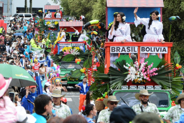 Las reinas se desplazaron en 15 camperos. En cada uno iban dos candidatas excepto en los vehículos de Uruguay, Venezuela y la anfitriona de la Feria.