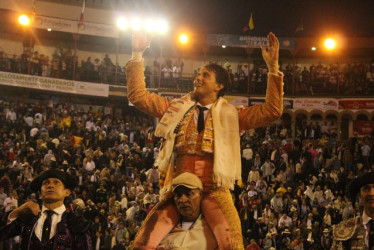 El torero peruano Andrés Roca Rey salió en hombros ayer de la Plaza de Toros de Manizales luego de cortar las dos orejas del toro Perdicero, de 456 kilos, de la ganadería de Ernesto Gutiérrez. 