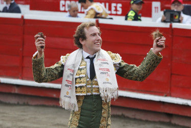 El gesto triunfador de Román Collado inunda la Plaza de Toros de Manizales. Su alegría al recibir justamente las dos orejas de su primer toro Castellano es la demostración del valor que tiene la recepción de trofeos taurinos en Manizales.