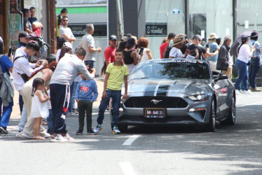 Los manizaleños salieron a disfrutar del desfile de carros antiguos aprovechando el sol de la mañana de ayer.