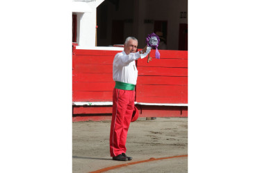 Una de las funciones de Orlando Galvis durante la corrida es mostrar la divisa de la ganadería de la tarde a la presidencia de la plaza y al público en los tendidos. 