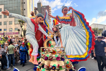 Encabeza la caravana la señorita Colombia, Catalina Duque Abreu.