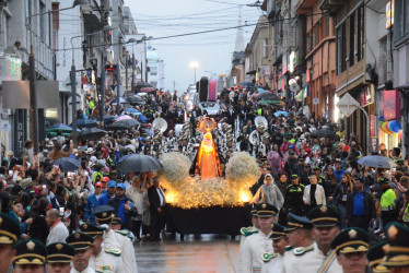 El fuerte aguacero no impidió que la imagen religiosa llegara a su destino. También la pirotécnica fue utilizada para enaltecer el paso de la protagonista del desfile.