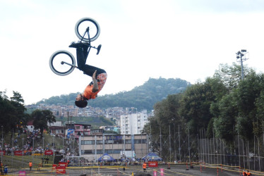 De cabeza al ruedo: el show de saltos mortales y carreras del Súper Enduro Cross Freestyle llenó este lunes (6 de enero) la cancha de La Asunción, durante la Feria de Manizales, gracias a 25 participantes que presumieron sus acrobacias y realizaron carreras en motos y bicicletas.