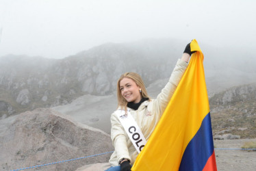 Colombia (Camila Tascón) exaltó la tricolor durante la visita al León Dormido. 