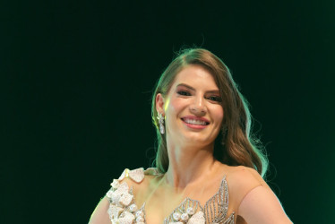 Florada del Café fue el nombre del traje de gala de la representante de Brasil. El vestido fue diseñado por Helcio Junior y se inspiró en la floración del cafetero.