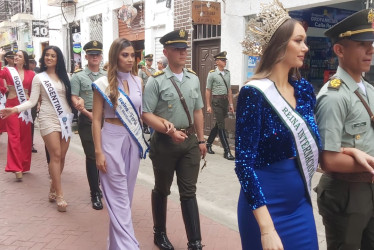 Las candidatas al Reinado Internacional del Café estuvieron acompañadas por sus edecanes. 