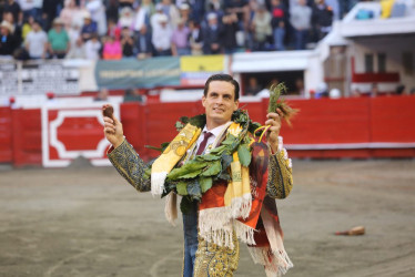 El torero español David Galván en la vuelta al ruedo con las dos orejas cortadas al toro Tejedor de la ganadería de Mondoñedo, con el representativo collar de café.
