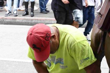 Va por todo el país herrando caballos