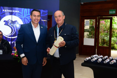 Juan Carlos Gómez, director ejecutivo de Cormanizales -organizadora de la Temporada Taurina-, recibió el Cordón de la Feria de manos del alcalde Jorge Eduardo Rojas.
