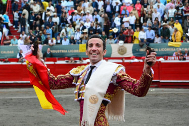 David de Miranda en la vuelta al ruedo, luego de cortarle las dos orejas a su toro de la ganadería de Santa Bárbara en la segunda corrida de la Temporada Taurina de Manizales.