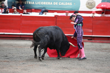 El torero José Arcila fue corneado por este toro, de nombre Lulo, el segundo de la tarde, en la tercera corrida de la Temporada Taurina de Manizales.